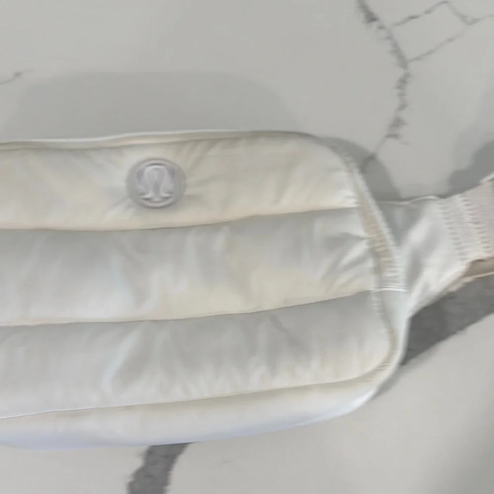 Lululemon Athletica Quilted White Crossbody Bag - Picture 2 of 9